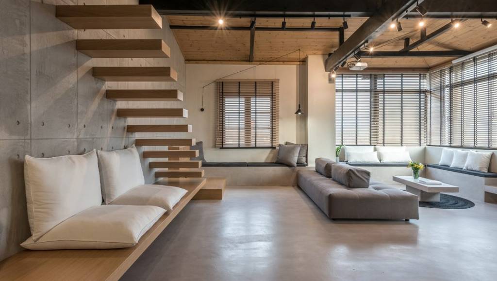 3 ideias para o espaço da escada inspiradas neste apê na Grécia Os moradores deste apartamento queriam ambientes que lembrassem uma casa de interior
