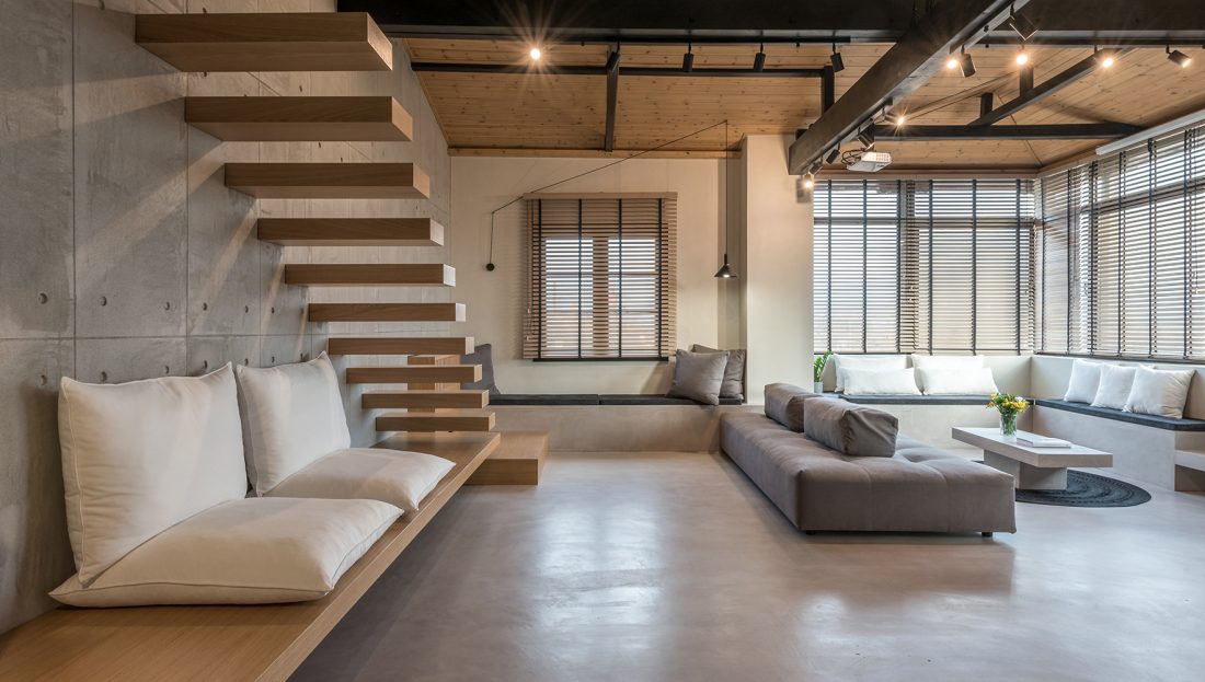Os moradores deste apartamento queriam ambientes que lembrassem uma casa de interior