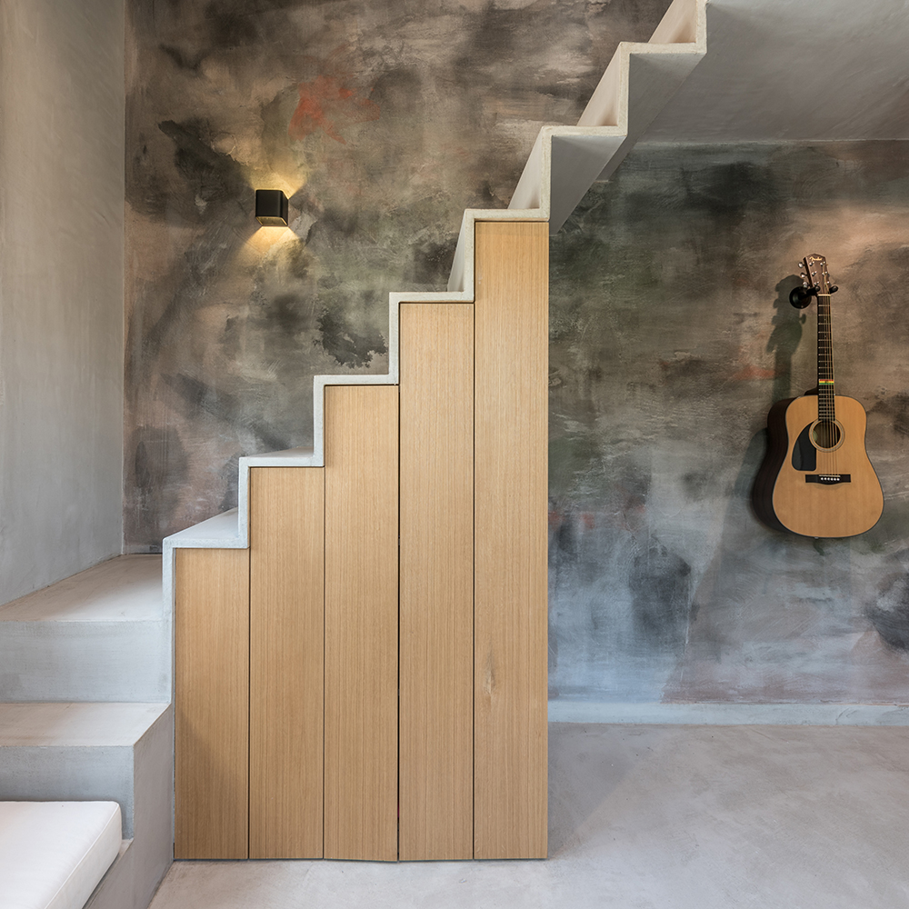 3 ideias para o espaço da escada inspiradas neste apê na Grécia Os moradores deste apartamento queriam ambientes que lembrassem uma casa de interior