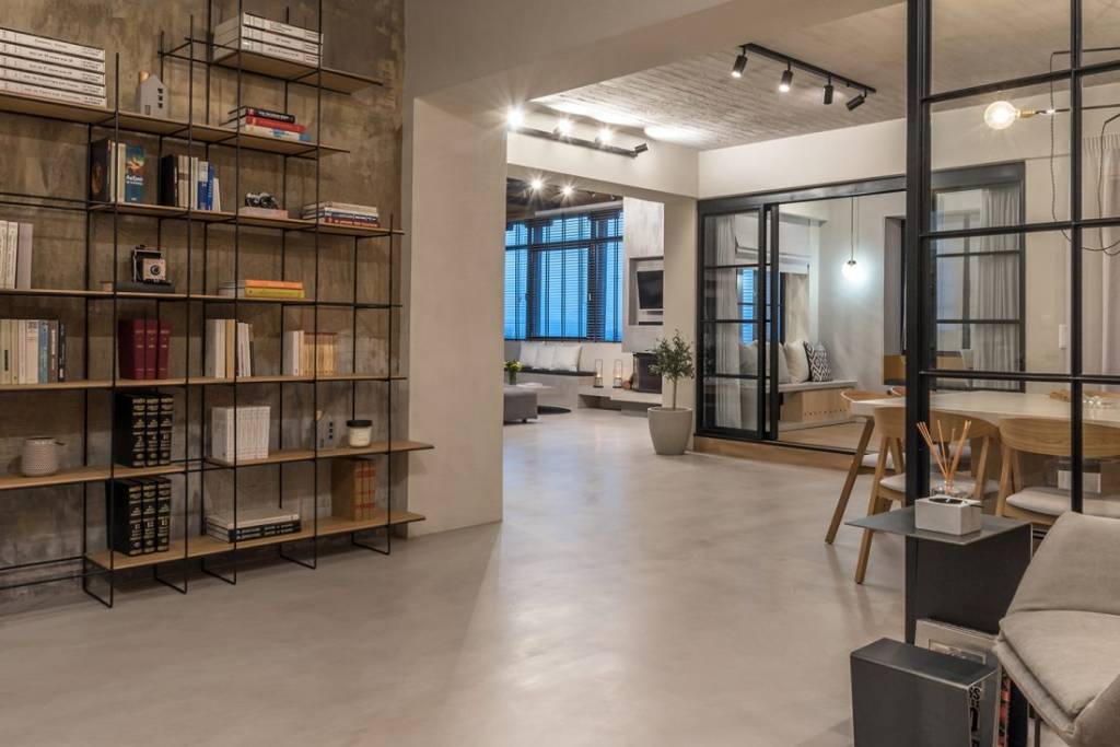 3 ideias para o espaço da escada inspiradas neste apê na Grécia Os moradores deste apartamento queriam ambientes que lembrassem uma casa de interior