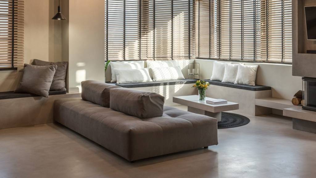 3 ideias para o espaço da escada inspiradas neste apê na Grécia Os moradores deste apartamento queriam ambientes que lembrassem uma casa de interior