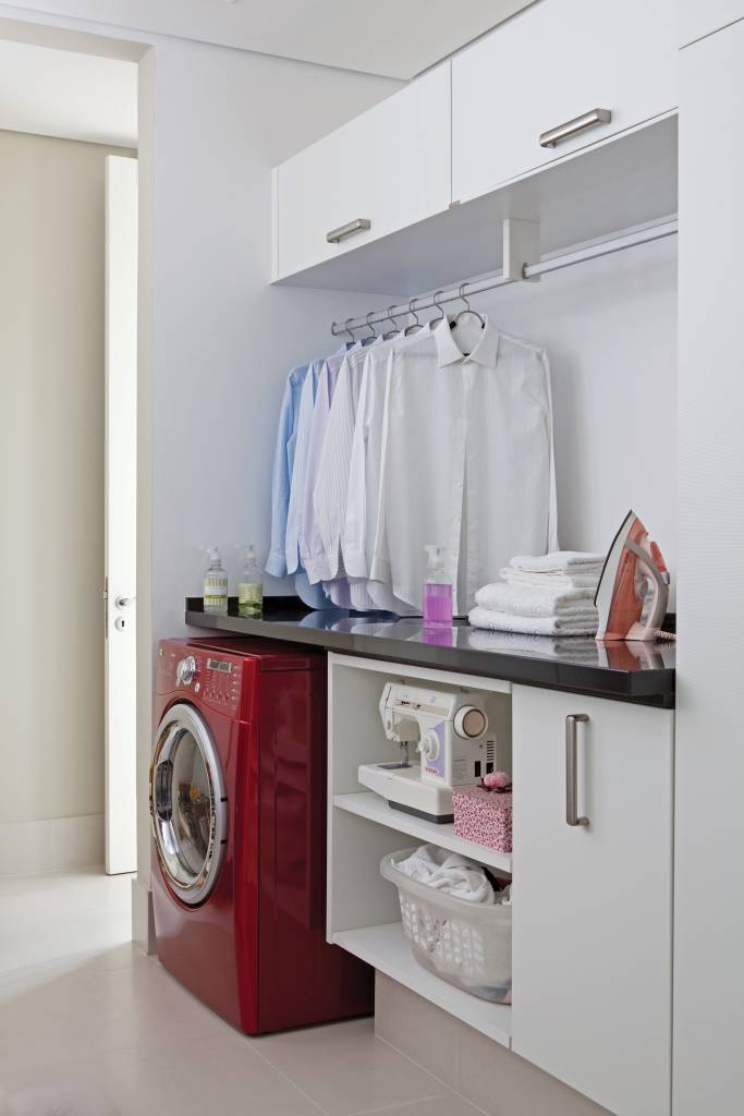 lavanderias lindas e super organizadas Nestes ambientes, azulejos, cores, plantas e tapetes ajudam a trazem personalidade à lavanderia e mostram que o espaço pode, sim, ser decorado de várias formas diferentes. Confira