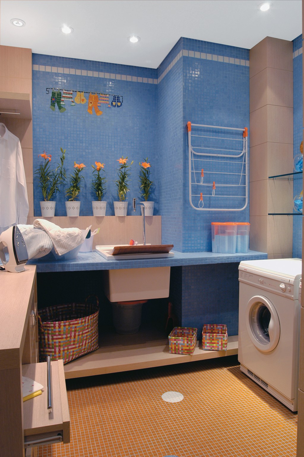 Nestes ambientes, azulejos, cores, plantas e tapetes ajudam a trazem personalidade à lavanderia e mostram que o espaço pode, sim, ser decorado de várias formas diferentes. Confira