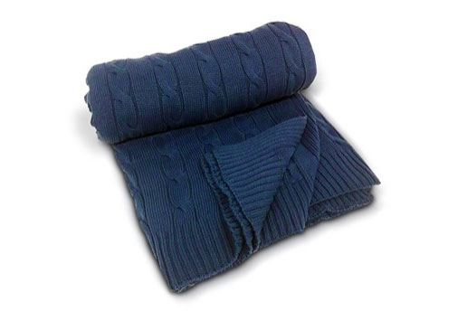 Manta trançada em tricô 130 x 164 cm (lxa). Nas cores azul, bege e vermelho por R$ 439,00 na Cecilia Dale.