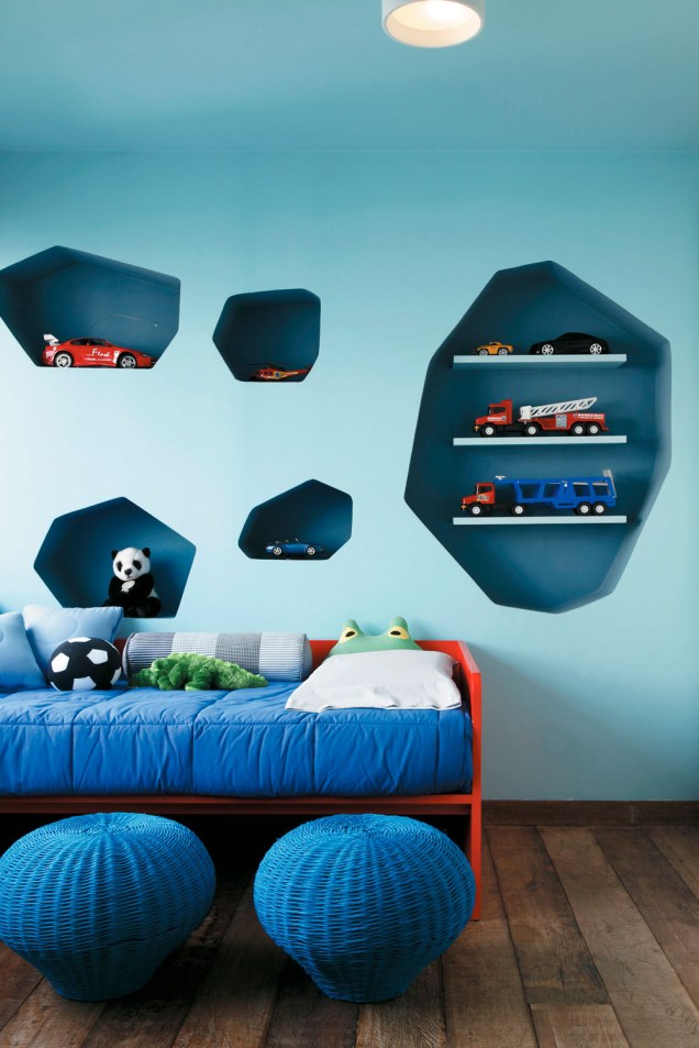 Suíte de um menino com nichos moldados no gesso, pufes azuis de junco executados pela GS Móveis, no apartamento projetado pelo designer Marcelo Rosenbaum.