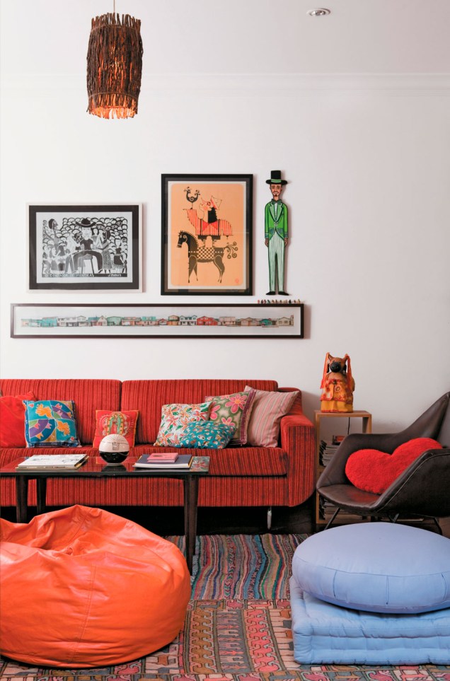 Tapetes de Marrocos, quadros de Recife e pufe da Tsuruya no Futon do apartamento térreo do jornalista Denis Russo Burgierman e da designer, Joana Amador, em Pinheiros.
