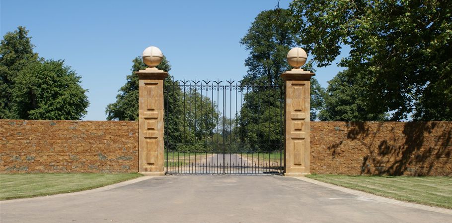 Príncipe Harry e Meghan Markle alugam casa no interior da Inglaterra O casal será vizinho de David e Victoria Beckham e deve passar os finais de semana na propriedade enquanto a reforma de sua morada oficial não fica pronta