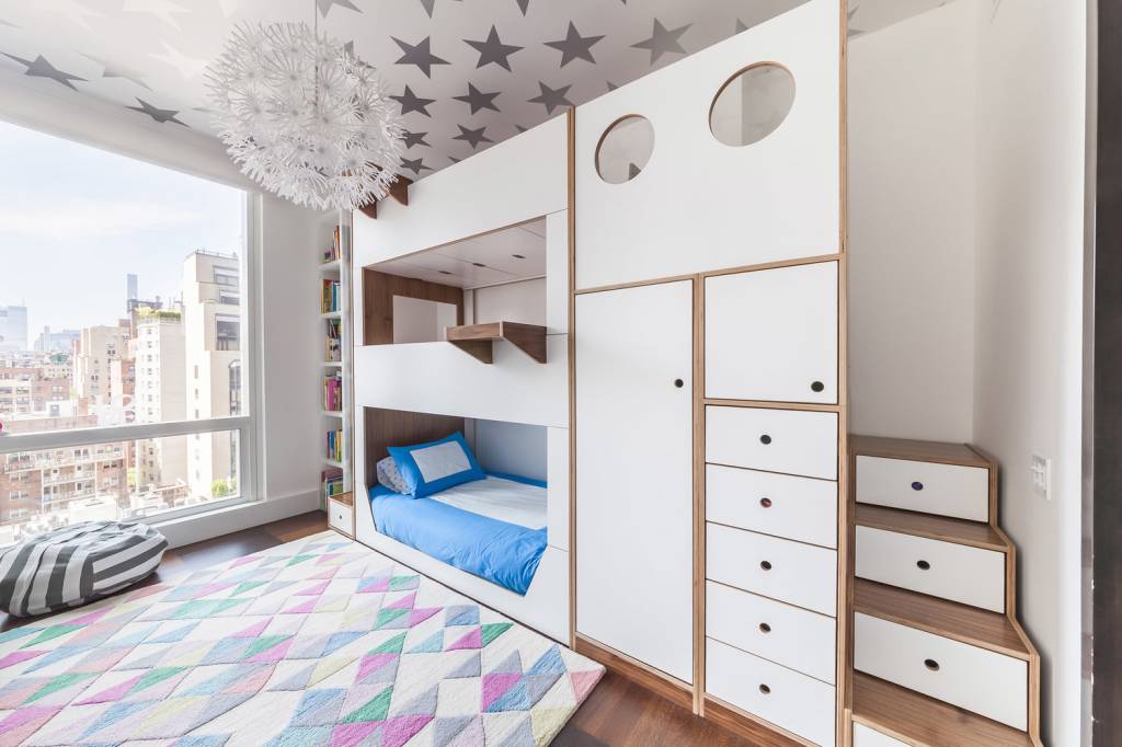 quarto com treliche com escadas, tapete colorido e estrelas no teto quarto com treliche com escadas, tapete colorido e estrelas no teto