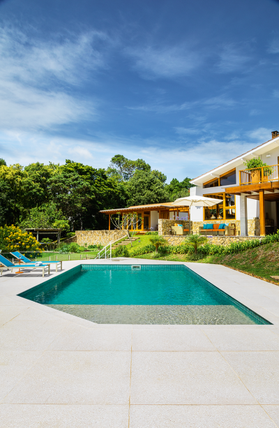 O escritório paulistano DT Estúdio comandou a reforma dessa piscina. O antigo piso rústico de tijolo deu lugar ao cimentício (padrão Ceres Nude, da Concresteel), que avança até o interior da piscina – redesenhada na parte da prainha, onde a profundidade alcança 35 cm. Dali em diante, pastilhas no tom Bermuda (5 x 5 cm, da Cerâmica Atlas) colorem o reservatório, cujas dimensões alcançam 1,60 x 5 x 10 m.