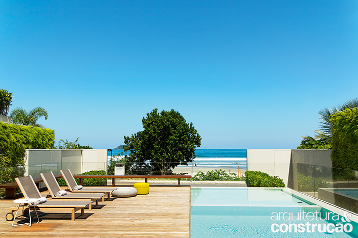 A piscina, com borda infinita, ganhou pastilhas brancas (Jatobá), para suas águas refletirem fielmente a cor do céu. O projeto leva a grife do Studio Arthur Casas.