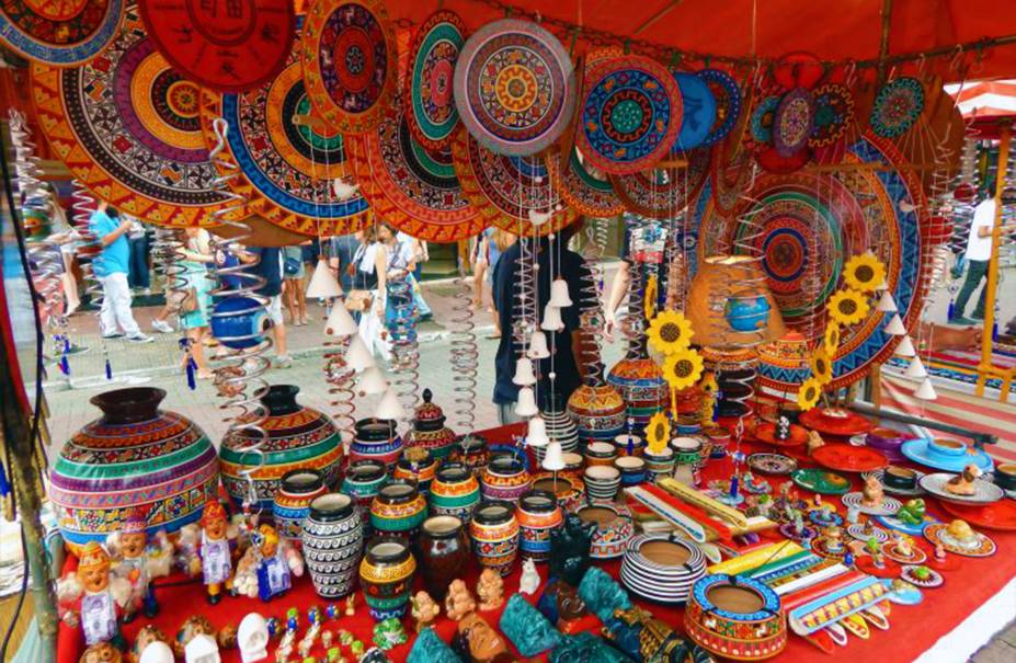 <b>Feira da Liberdade (São Paulo, SP ) - </b>O bairro símbolo do oriente em São Paulo, aos finais de semana, recebe essa feirinha cheia de cultura. Além de encontrar objetos à venda – como luminárias japonesas, bonsais, bijuterias e até peixes de aquário -, o visitante também pode se deliciar com comidas típicas da culinária japonesa e chinesa, e curtir apresentações musicais e outras manifestações artísticas. <b>Quando:</b> aos sábados e domingos. <b>Horário:</b> das 9h às 18h. <b>Local:</b> Praça da Liberdade, s/n - Liberdade.
