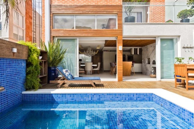 No projeto desta casa de 520 m², a prioridade era que a área social integrasse o ambiente exterior com o interior. Do lado de fora, a arquiteta Sabrina Becker investiu em uma piscina com deck molhado.