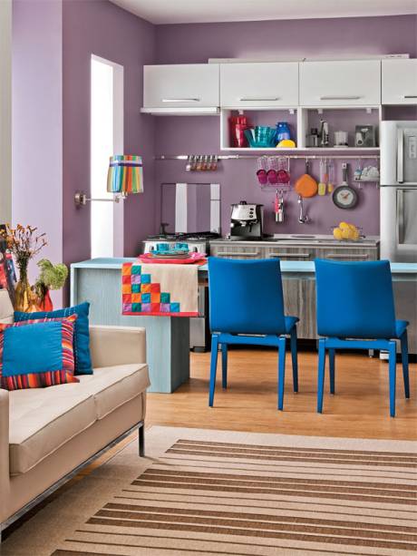 O ambiente, projetado pelo arquiteto Maicon Antoniolli, traz boas ideias em um ambiente de apenas 7,70 m². A bancada, quando a cozinha é usada, faz o papel de aparador, mas, na hora das refeições, basta utilizar as cadeiras azuis para que seja criada uma pequena mesa.