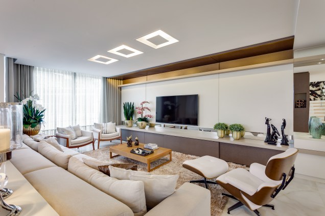 O escritório Machado, Weiss e Moraes Arquitetura e Interiores assina o projeto dessa sala de tv. O recurso da iluminação natural é explorado no espaço amplo. O mobiliário contemporâneo é todo feito em tons claros e madeira.