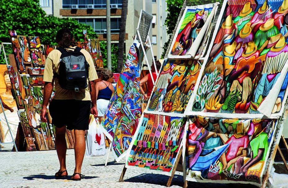 <strong>Feira hippie de Ipanema (Rio de Janeiro, RJ) -</strong> O coração da zona sul abriga a maior galeria de artes e artesanato do mundo ao ar livre. Tombada pelo Patrimônio Cultural de Natureza Imaterial do Rio de Janeiro, a Feira Hippie de Ipanema acontece desde 1968, oferecendo produtos feitos à mão, comidinhas e uma galeria de artistas de rua. <strong>Quando:</strong> aos domingos. <strong>Horário:</strong> das 7h às 19h. <strong>Local:</strong> Praça General Osório, s/n - Ipanema.