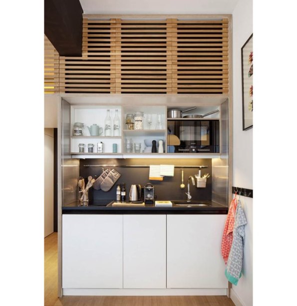 Apesar de pequena, a cozinha do loft Zoku é equipada com fogão, pia, lava-louças, geladeira e micro-ondas. Projeto do escritório Concrete Architectural Associates em Amsterdã, a hospedagem tem apenas 25 metros quadrados.