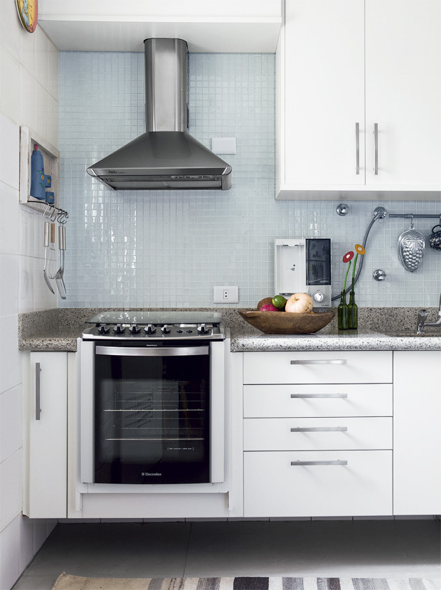 Acabamentos claros e pontos de cor no mobiliário são a receita de sucesso desta cozinha, de 8,45 m². “Essa combinação mantém o ambiente iluminado e sempre atual”, diz a arquiteta Cristina Bozian.