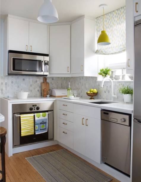 Os detalhes geométricos deixam esta cozinha charmosa. O backsplash hexagonal, cortinas com desenhos de diamante e tapete Chevron são diferenciais.