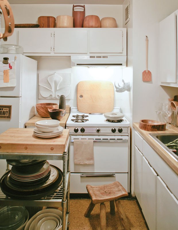 Escolher um padrão de decoração para toda a cozinha ajuda a trazer uma aparência alinhada ao espaço, ainda que este seja muito pequeno. Na foto, as cores criam essa unidade, com prevalência de madeira pálida no balcão e utensílios.