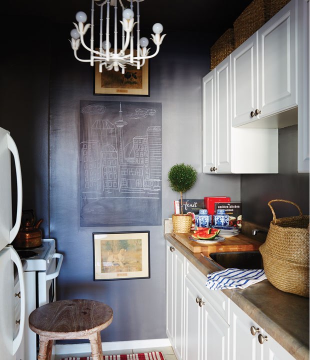 Esta outra cozinha recebeu uma parede inteira em tinta de lousa – o material diferenciado deixa o espaço mais especial e dinâmico.