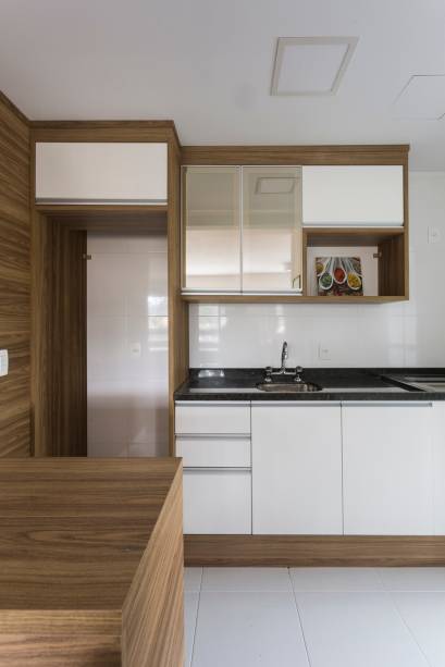 Os tons terrosos predominam nesta cozinha de 10 m². A bancada surge como uma solução prática para receber amigos e aproveitar uma refeição. O ambiente moderno e urbano foi criado pela designer de interiores Paula Ascoleze e o projetista Igor Krueger.