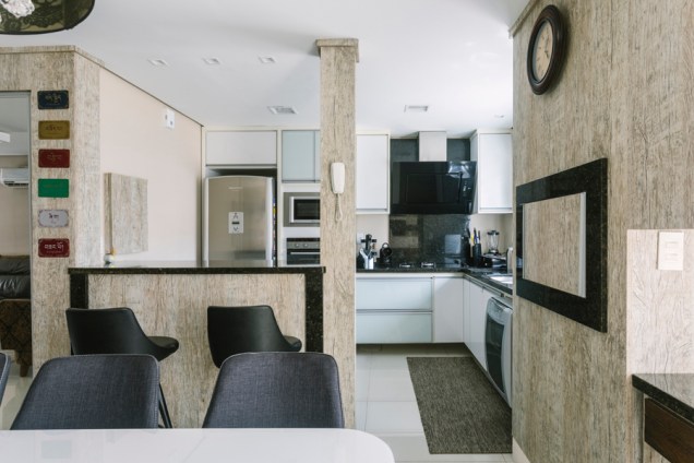 A integração com a sala é a principal característica desta cozinha assinada por Paula Ascoleze e Igor Krueger. Os detalhes em preto puxam a atenção. As portas em brilho facilitam a limpeza e a bancada integrada é ideal para curtir o café da manhã.