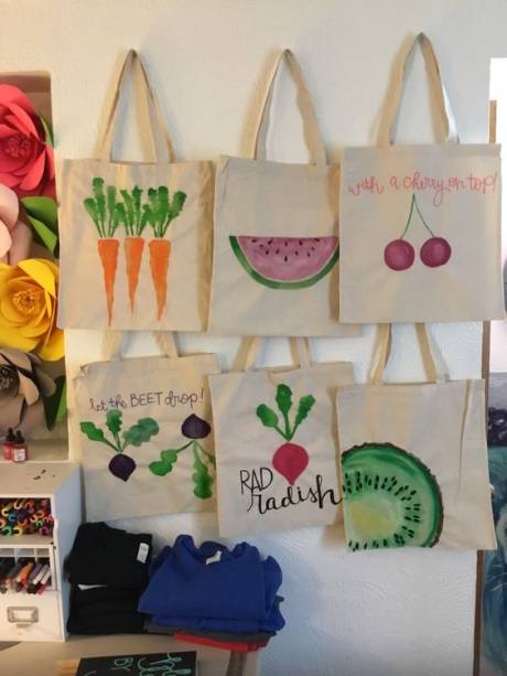 Frutas e vegetais estampam essas ecobags divertidas. O modelo é artesanal e serve de inspiração para criar novos desenhos.