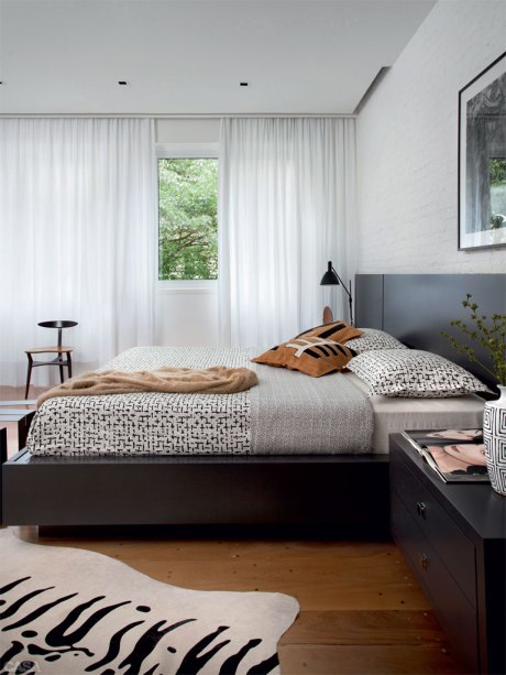 Engana-se quem pensa no estilo tribal como algo excessivamente marcante. Neste quarto, o designer Leo Di Caprio optou por motivos africanos e conseguiu usá-los de um jeito leve e cool.