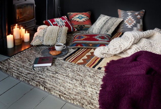 Nos dias frios, nada melhor do que criar um cantinho aquecido em casa, com almofadas, velas e cobertores.