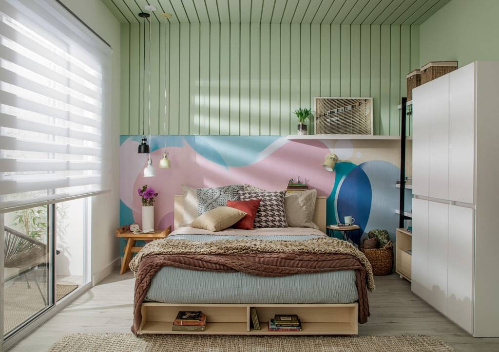 Quarto colorido de 11 m² tem atmosfera delicada