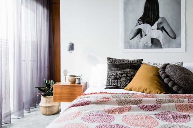 Com base branca, o décor deste quarto concentra as cores nos acessórios: almofadas, roupa de cama e cortina.