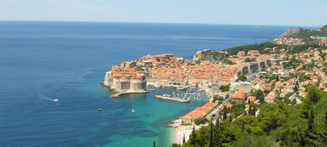 Dubrovnik - Croácia | Capital dos Sete Reinos. A Capital dos Sete Reinos, que é também lar do Trono de Ferro, é uma cidade costeira da Croácia, que foi danificada por um terremoto em 1667. A cidade entrou na lista da UNESCO em 1979 e atualmente faz parte de um grande programa de restauração