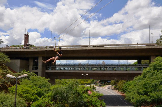 Rapel e tirolesa - A ponte da Avenida Sumaré, em São Paulo, tornou-se <em>point</em> dos aventureiros! No local, é possível praticar rapel e tirolesa, diariamente. O viaduto tem 28 metros de altura e atrai cada vez mais adeptos ao rapel tradicional ou o <em>rope jump</em>, uma espécie de pêndulo humano. Os valores variam de acordo com as atividades e custam a partir de R$54.