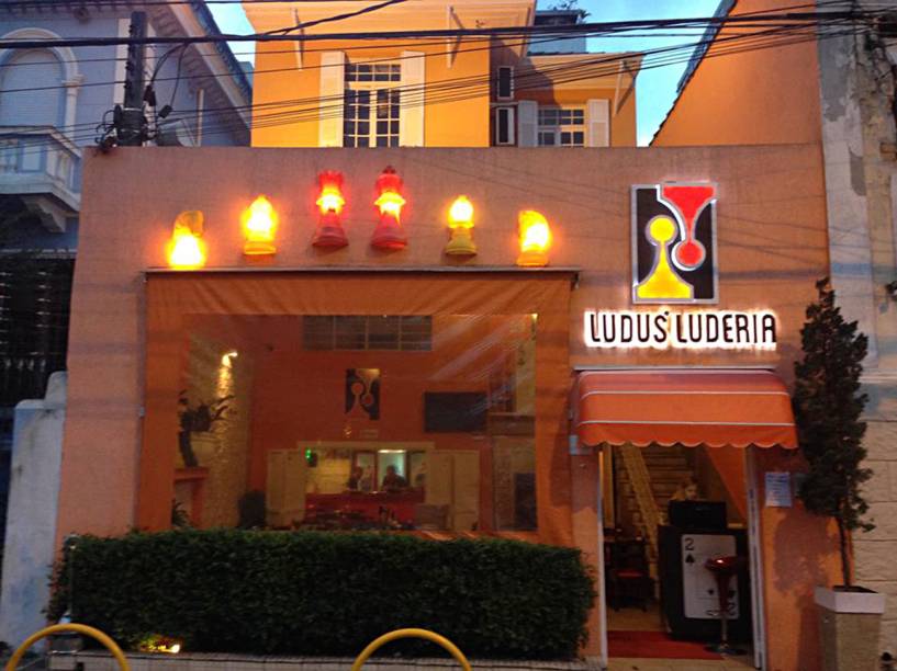 Ludus Luderia - Localizado na Bela Vista, em São Paulo, este bar é especializado em jogos de tabuleiro! Aos domingos a entrada custa R$ 28 e dá direito de jogar quantos jogos você quiser, pelo tempo que permanecer no local. Os monitores da casa auxiliam na escolha de jogos e também nas regras de cada um. No domingo o bar abre às 16h e funciona até 0h. O cardápio tem porções, pratos elaborados e opções vegetarianas.