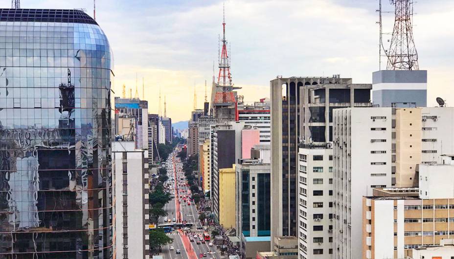 Avenida Paulista - Se sua mãe é daquelas que adora uma exposição, vale a pena levá-la para um passeio completo na Avenida Paulista, no domingo. A avenida fica aberta para o público e fechada para os carros na data, perfeito para fazer tudo com uma gostosa caminhada. Recomendamos que vocês visitem o Instituto Moreira Salles, o MASP, o Itaú Cultural, o Centro das Rosas, a Japan House e o Sesc Avenida Paulista, que tem essa vista maravilhosa.