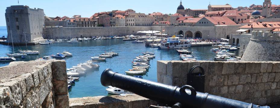 Fortaleza de Lovrijenac - Croácia | Fortaleza Vermelha. A cidade de Dubrovnik, na Croácia, chamou a atenção dos roteiristas! A fortaleza de Lovrijenac foi transformada na Fortaleza Vermelha, onde Robert Baratheon tinha uma bela vista para a Baía da Água Negra. A Batalha da Água Negra foi gravada no mesmo local. Na história, essa fortaleza teve um papel importante durante a resistência ao domínio veneziano, no século XI.