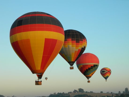 Passeio de balão - Para quem está disposto a pegar o carro e literalmente embarcar em uma aventura, sugerimos os passeios de balão que acontecem aos arredores da cidade de São Paulo. Em Boituva, por exemplo o voo de balão pode custar até R$600 e garante uma vista inacreditável da cidade, de 250 metros de altura.