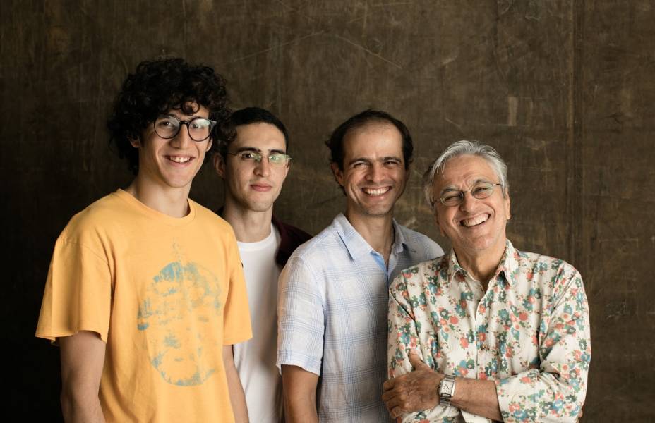 Show - Para as mães ligadas em música, a apresentação do Caetano Veloso, junto com os filhos Moreno, Tom e Zeca, no Espaço das Américas é a escolha perfeita para aproveitar o dia! Os ingressos variam entre R$60 e R$320.