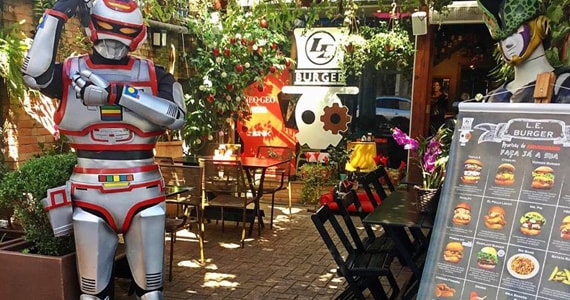 Le Burger - Nossa dica para os amantes da cultura geek que curtem um bom hambúrguer é o Le Burger! Localizado no bairro do Jardins, a hamburgueria é decorada com peças de colecionador (e possui até uma lojinha cheio de itens nerds) e tem um cardápio de tirar o fôlego. Hambúrgueres de carne, frango e vegetarianos fazem parte do menu, além de os deliciosos acompanhamentos, milk shakes e sobremesas.