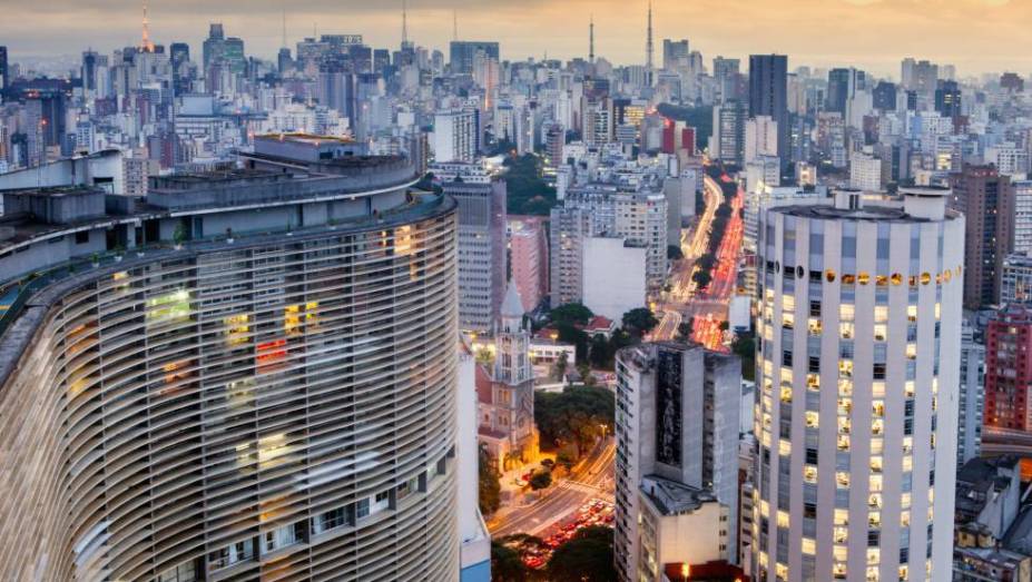 Visita nos Mirantes de SP - A história de alguns prédios da cidade encantam quem gosta de cultura, história e arquitetura! Caso sua progenitora se enquadre em alguma dessas categorias, você precisa(!) levá-la para visitar o mirante do Edifício Martinelli e do Edifício Copan, dois dos prédios mais emblemáticos da cidade.