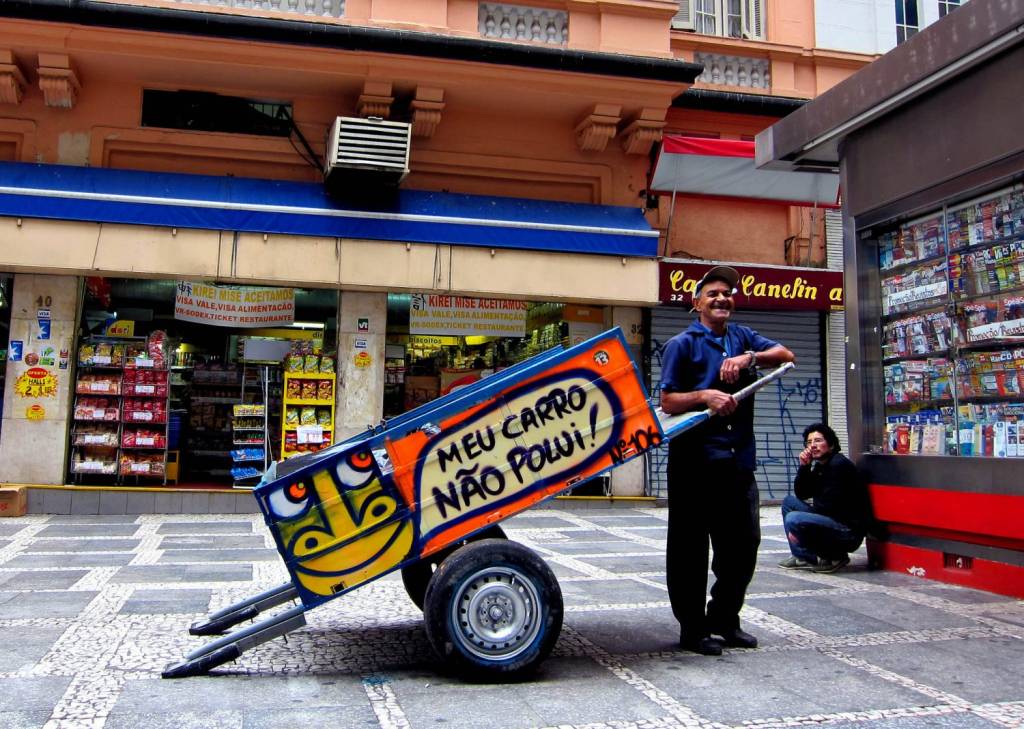 Projeto social reforma carroças de catadores de recicláveis