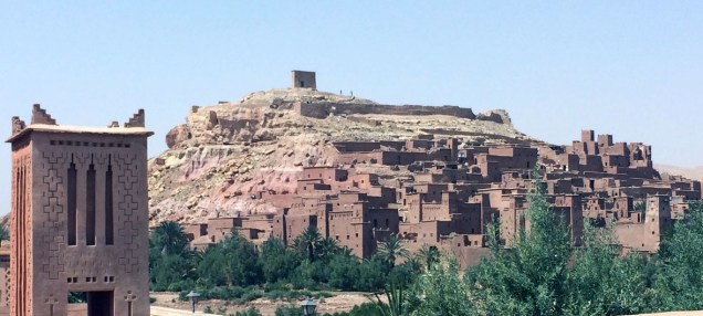 Ait-Ben-Haddou - Marrocos | Yunkai. Os prédios de barro, cercados por grandes muros na cidade amarela de Yunkai fica no Marrocos. Ait-Ben-Haddou é outra cidade fortificada, que entrou na lista da UNESCO em 1987. A cidade faz parte de uma antiga rota de caravanas, popular antes de o Marrocos ser estabelecido.
