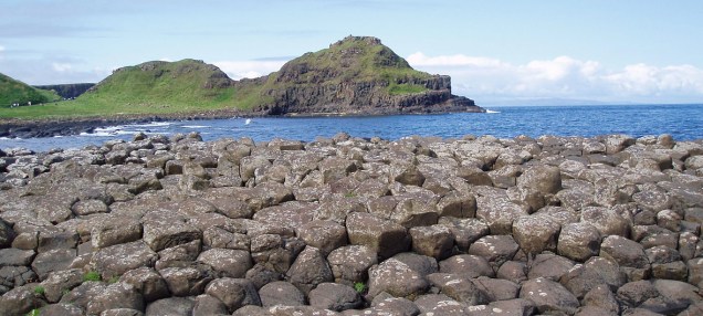 Calçada do Gigante - Irlanda do Norte | Fidalporto. O Porto de Pyke da série é na verdade uma das mais belas paisagens naturais! Cerca de 40.000 colunas de basalto, em forma de prisma, formam um tipo de calçada com pedras gigantes, na Irlanda do Norte. A "calçada" passou a integrar a lista da UNESCO em 1986 e o local tem um papel muito importante para estudos geográficos, que contribuem com o desenvolvimento da ciência.