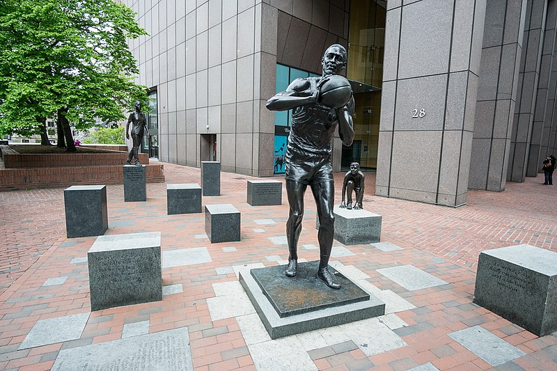 Escultura de Bill Russell por Ann Hirsch Escultura de Bill Russell por Ann Hirsch