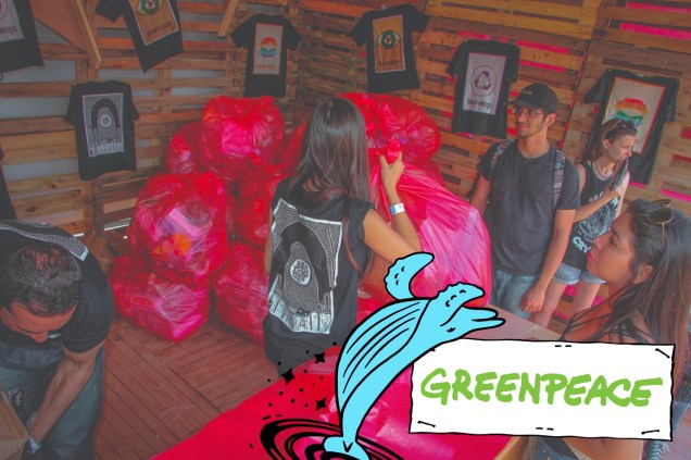 O Greenpeace trouxe ao Lollapalooza Brasil 2019 a ação Rock’n’Recycle, onde se recolhe copos plásticos pelo festival e se troca por brindes do Greenpeace.
