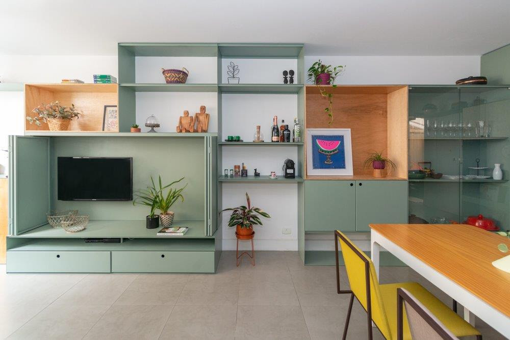 Estante singular e multiuso se torna peça-chave de apartamento