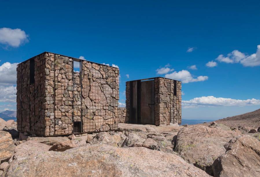 Longs Peak Toilets - Determinado a encontrar um projeto privado melhor e uma solução mais humana de coleta de lixo, o Serviço Nacional de Parques colaborou com o ColoradoBuildingWorkshop para redesenhar e construir novas reservas em áreas remotas. Os novos Toaletes Long’s Peak exploram construções pré-fabricadas leves e métodos emergentes de coleta de lixo para minimizar a pegada humana no sertão do Colorado.