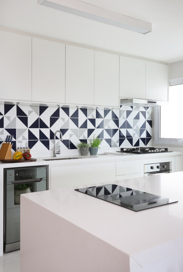 Cozinha - O backsplash feito com revestimentos Lurca, uma mescla do raiz azul marinho e laje cinza, foi escolhido para dar um ponto de cor na cozinha e continuar em uma paleta neutra, que poderia ser composta com muitos outros tons em decoração. Cozinha - O backsplash feito com revestimentos Lurca, uma mescla do raiz azul marinho e laje cinza, foi escolhido para dar um ponto de cor na cozinha e continuar em uma paleta neutra, que poderia ser composta com muitos outros tons em decoração.