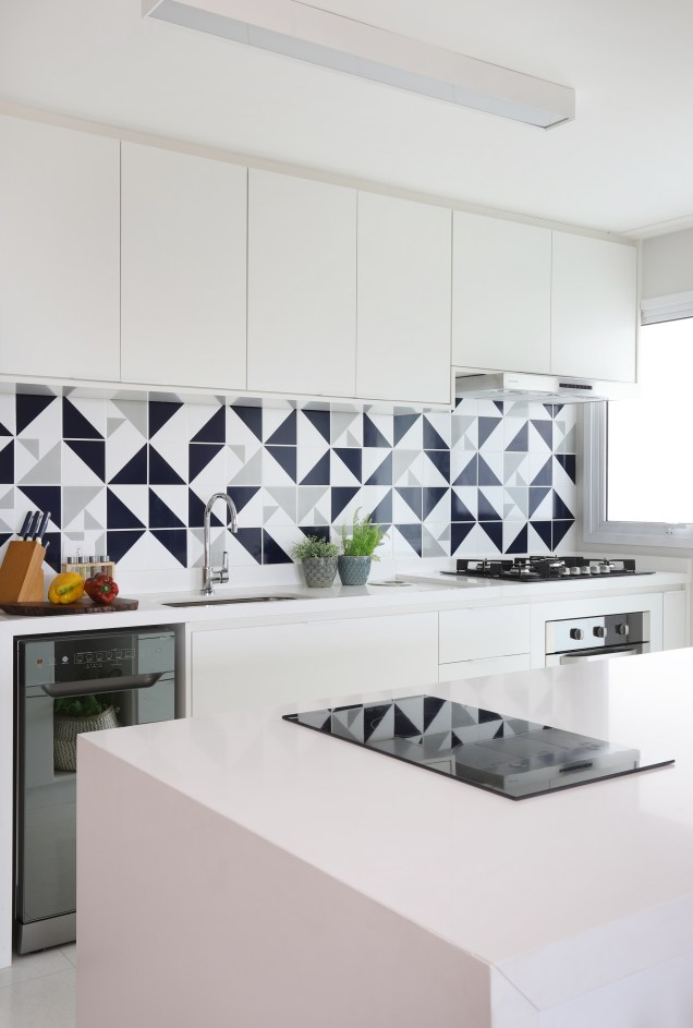 Cozinha - O backsplash feito com revestimentos Lurca, uma mescla do raiz azul marinho e laje cinza, foi escolhido para dar um ponto de cor na cozinha e continuar em uma paleta neutra, que poderia ser composta com muitos outros tons em decoração.