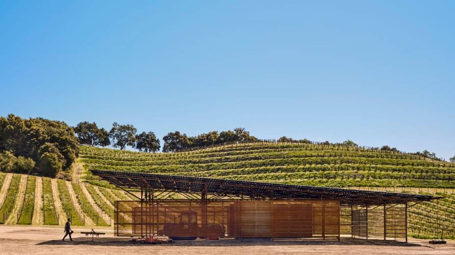 Saxum Vineyard Equipment Barn - Localizada na área de Templeton Gap, em Paso Robles, na Califórnia, essa estrutura agrícola simples fica nos pés da James Berry Vineyard e da adega adjacente. O celeiro e seu sistema de energia renovável falam do compromisso da vinícola com a sustentabilidade e a subserviência à paisagem natural.